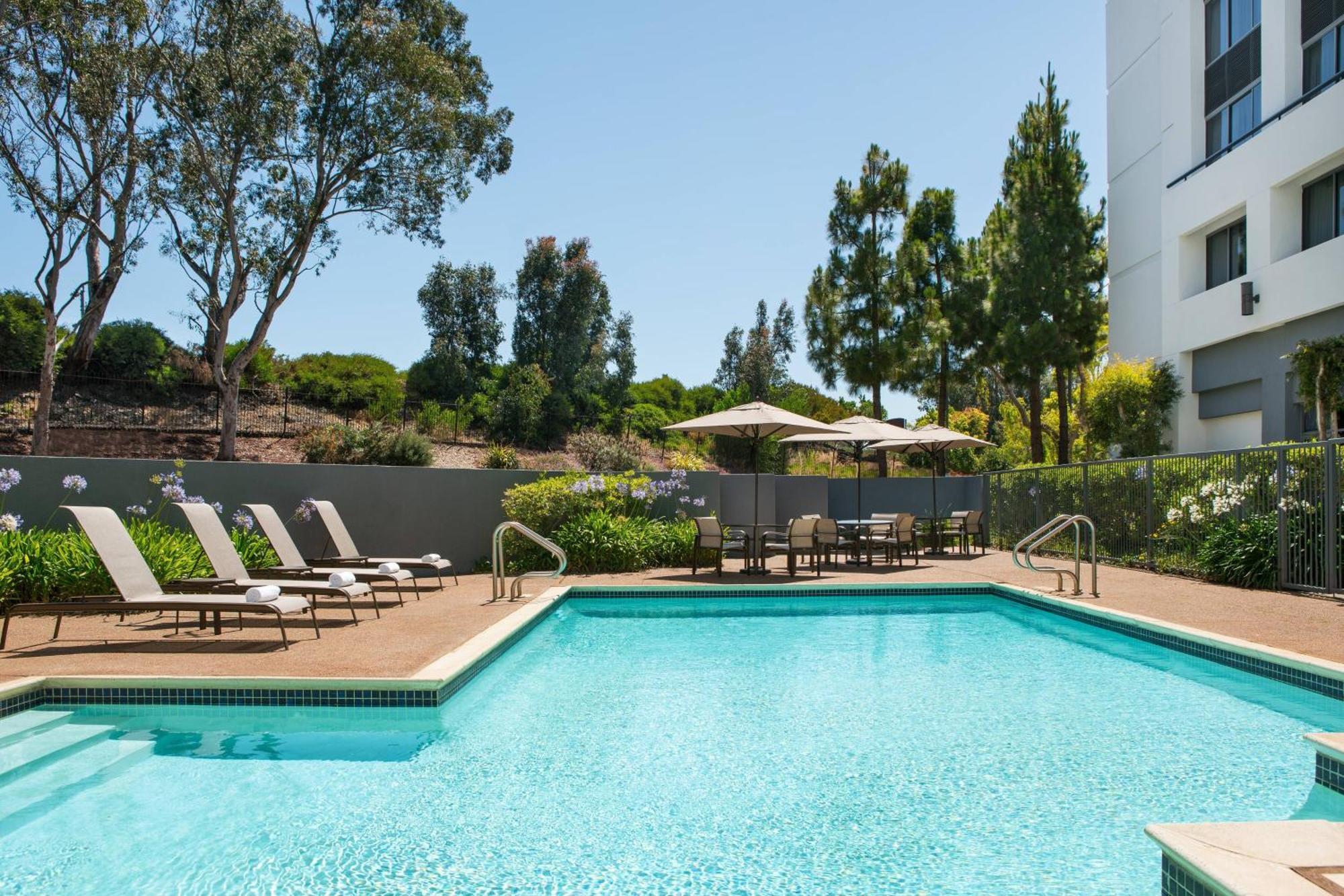 Courtyard By Marriott Richmond Berkeley Hotel Exterior foto