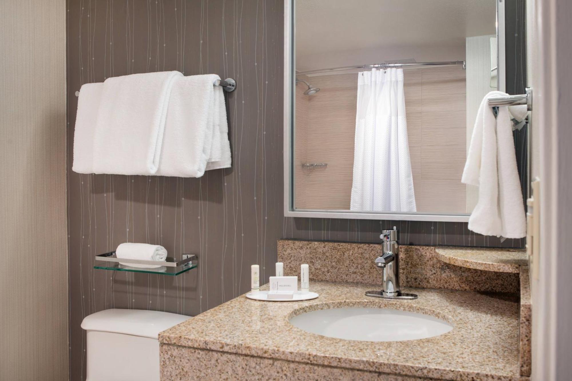 Courtyard By Marriott Richmond Berkeley Hotel Exterior foto